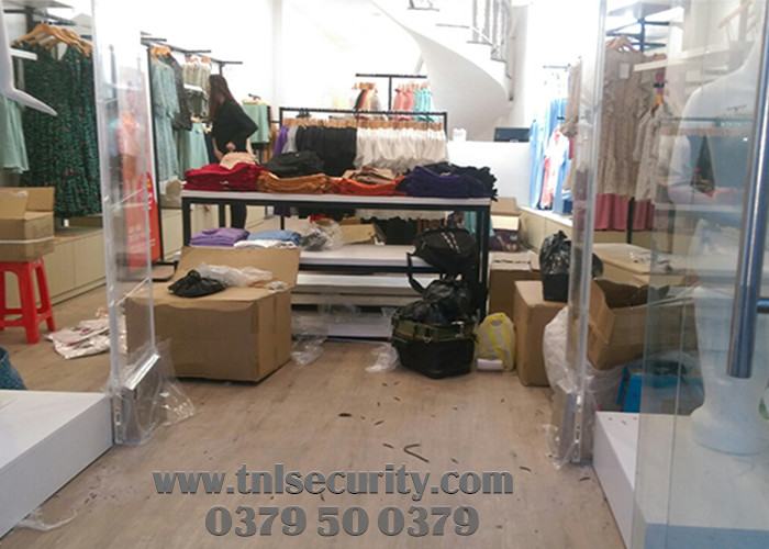 Lap-dat-cong-tu-an-ninh-mica-cho-shop-thoi-trang-maybi-o-Go-Vap